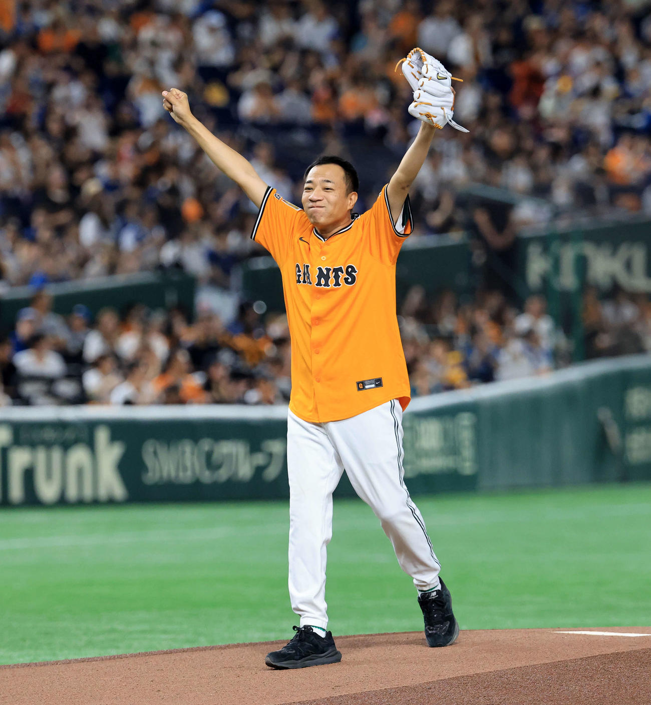 巨人対日本ハム　ファーストピッチを務めたナイツの塙宣之はバンザイ（撮影・浅見桂子）