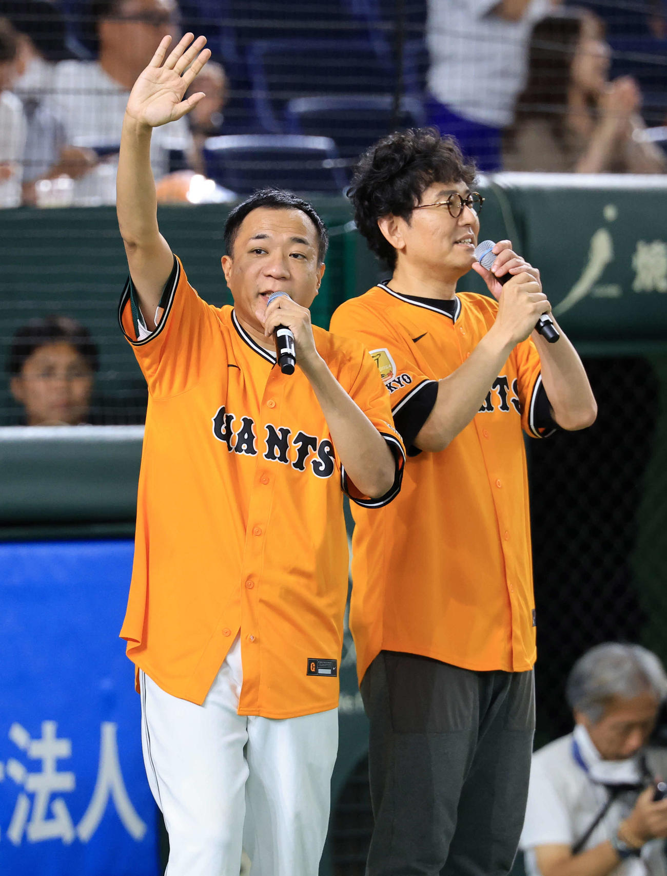 巨人対日本ハム　試合前、スペシャルゲストであいさつするナイツの塙宣之（左）と土屋伸之（撮影・浅見桂子）