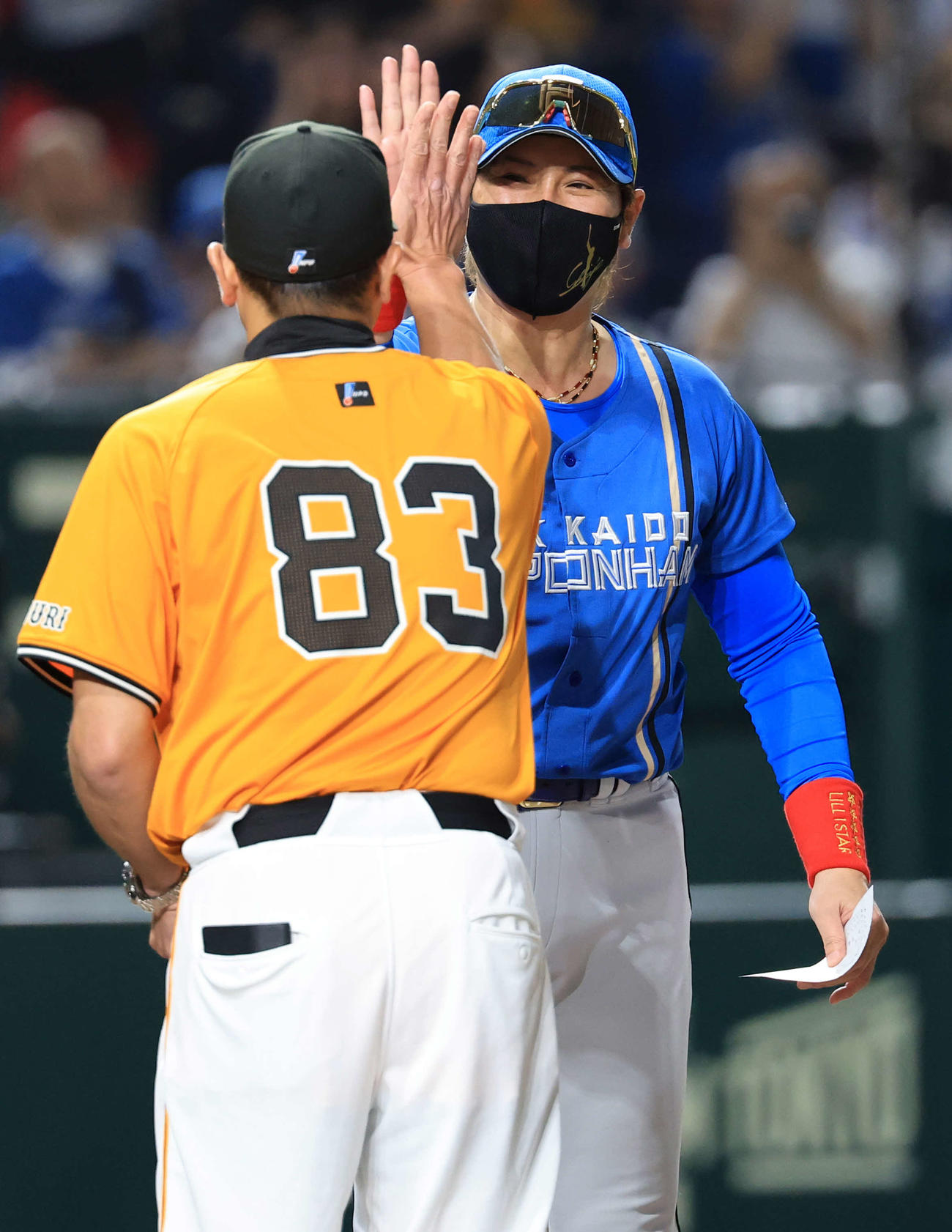 巨人対日本ハム　メンバー最終確認で巨人阿部監督（手前）とハイタッチする日本ハム新庄監督（撮影・浅見桂子）