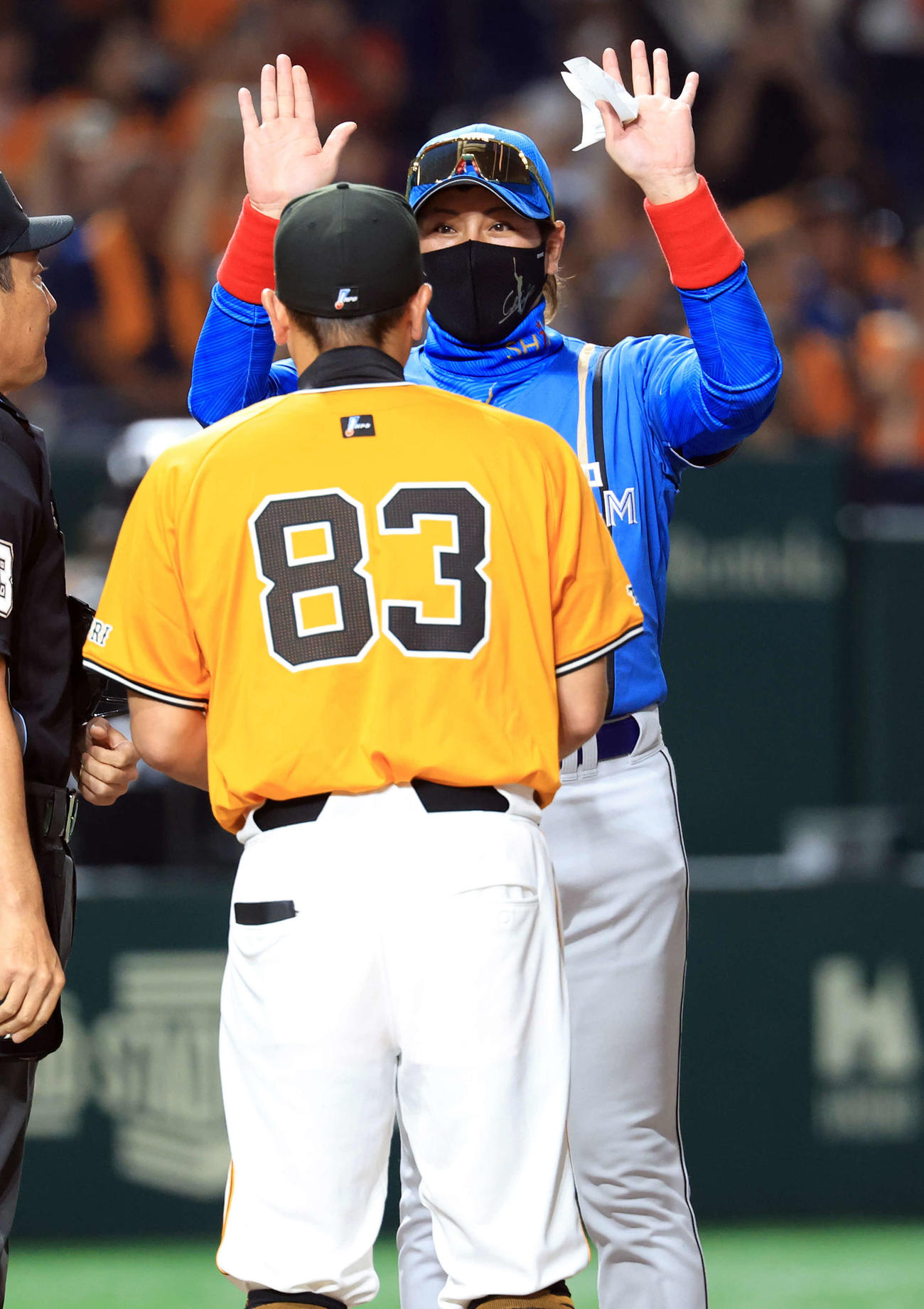 17日の巨人対日本ハム戦で、巨人阿部監督（手前）にハイタッチする日本ハム新庄監督（撮影・浅見桂子）