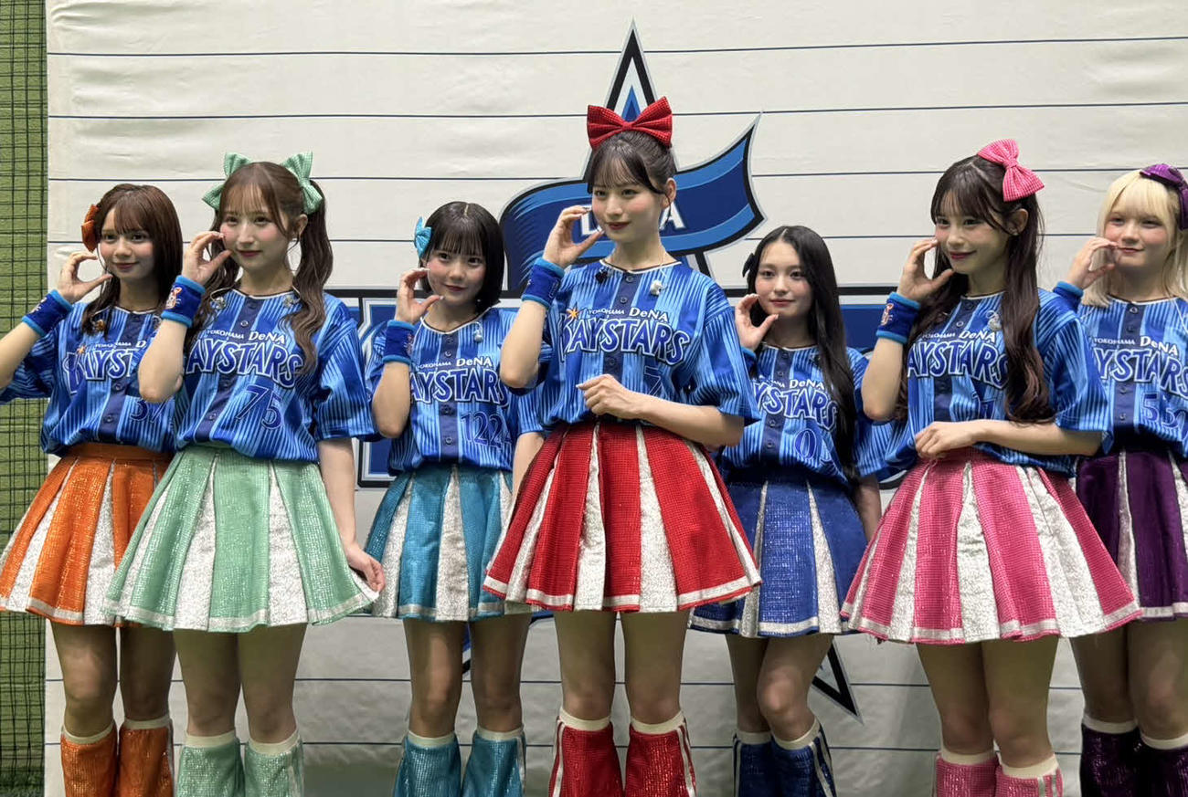 スペシャルゲストとして横浜スタジアムに来場した人気アイドルグループ「CANDY TUNE」（撮影・小早川宗一郎）