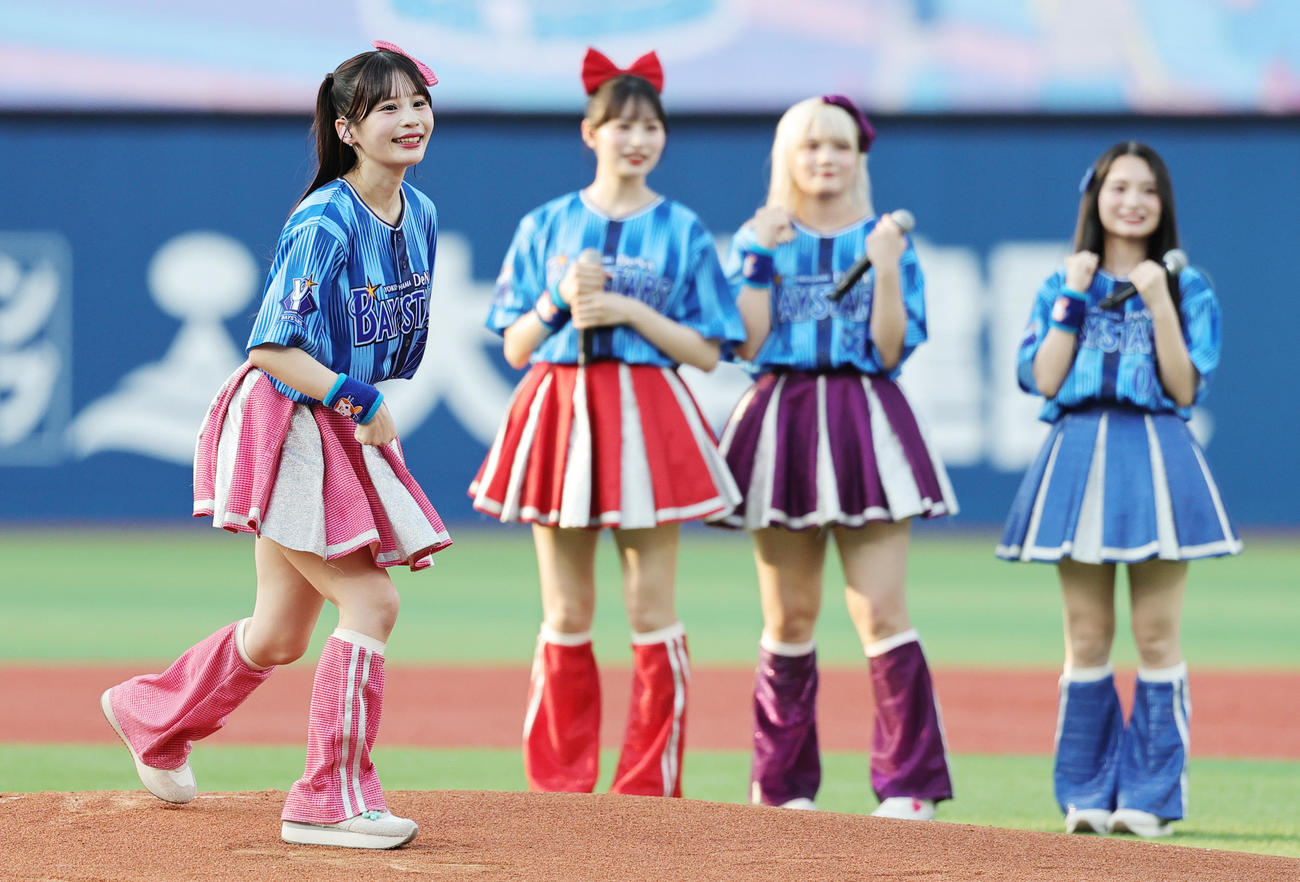 DeNA対西武　セレモニアルピッチを行うCANDY TUNEの村川緋杏（撮影・野上伸悟）