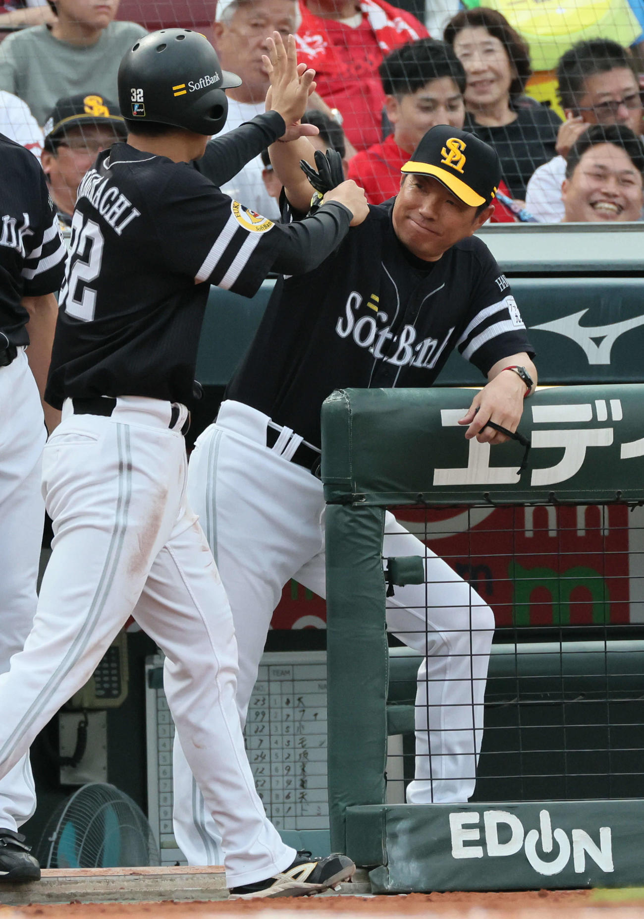 広島対ソフトバンク　1回表ソフトバンク2死一、三塁、栗原の中越え2点適時二塁打で生還した柳町を迎える小久保監督（右）（撮影・加藤孝規）
