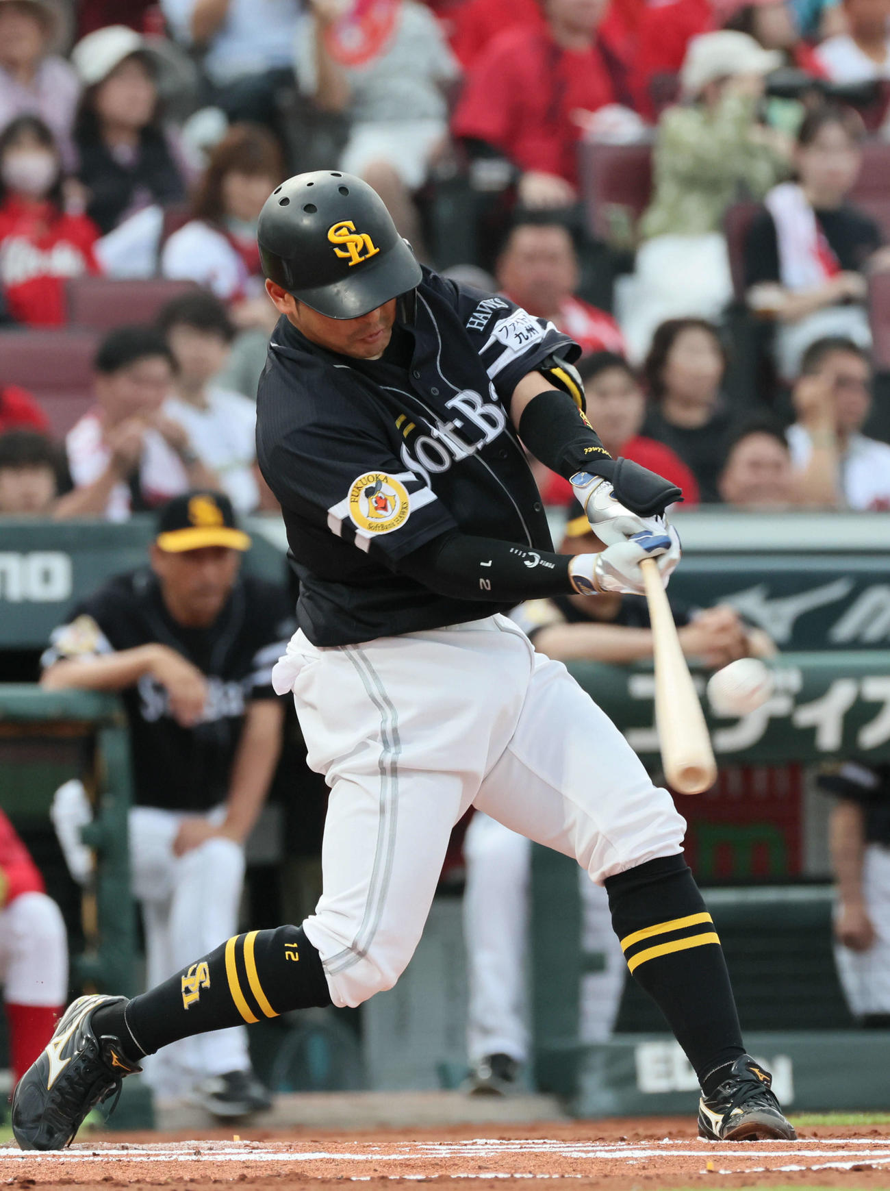 広島対ソフトバンク　1回表ソフトバンク2死二塁、嶺井は中越え2点本塁打を放つ（撮影・加藤孝規）