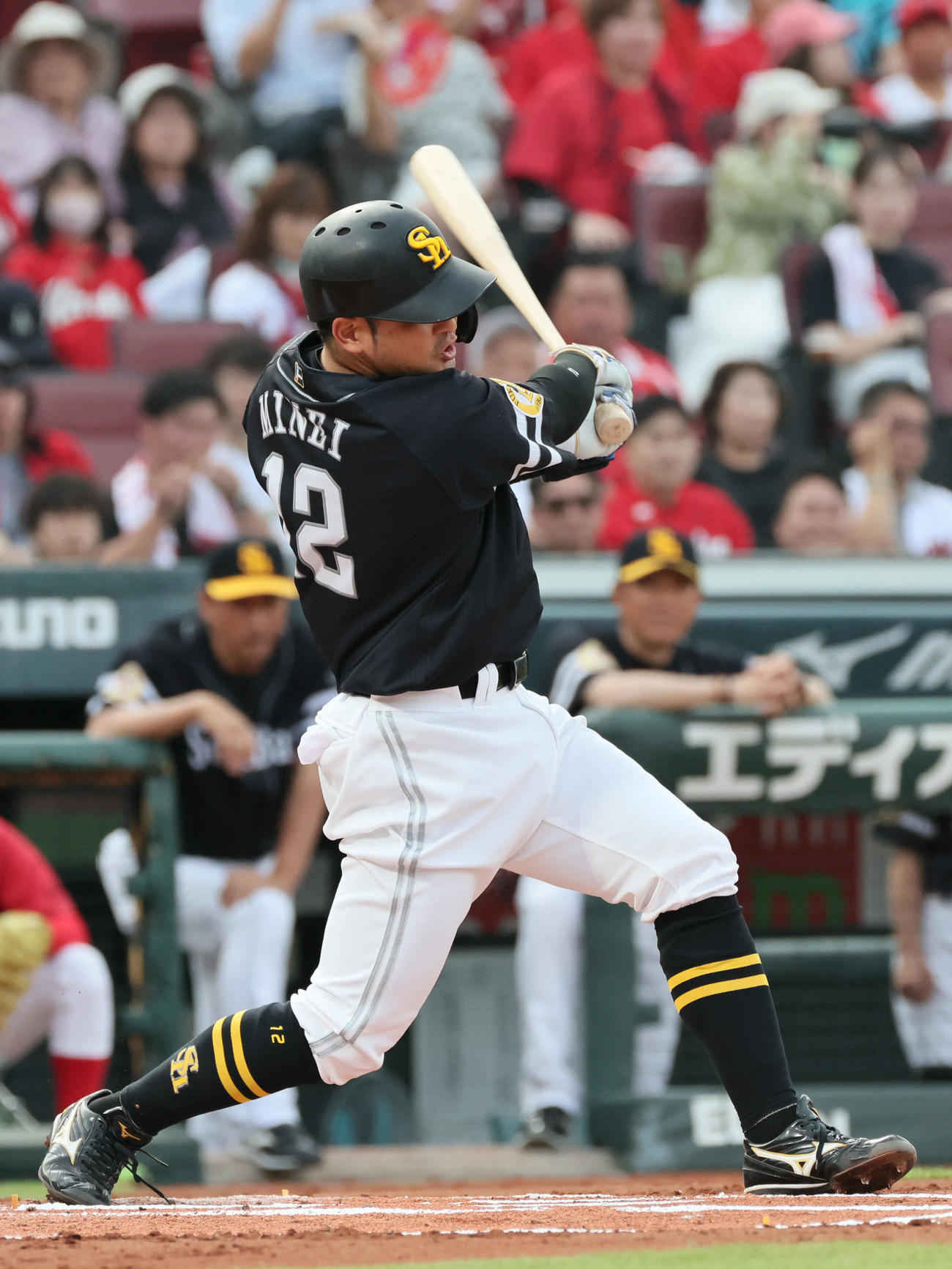 広島対ソフトバンク　1回表ソフトバンク2死二塁、嶺井は中越え2点本塁打を放つ（撮影・加藤孝規）
