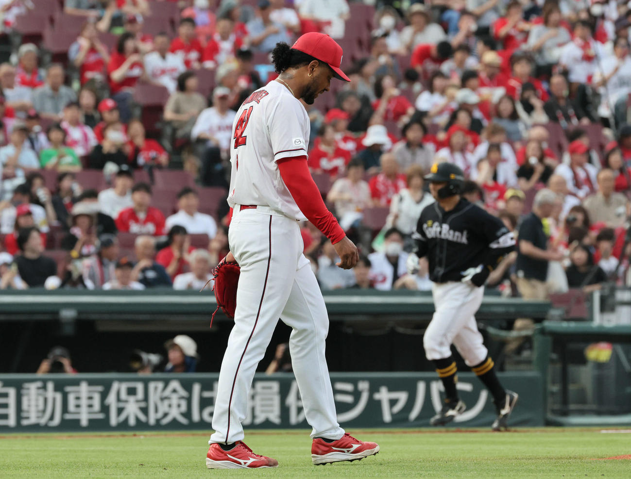 広島対ソフトバンク　1回表ソフトバンク2死二塁、嶺井に中越え2点本塁打を浴びたドミンゲス（撮影・加藤孝規）