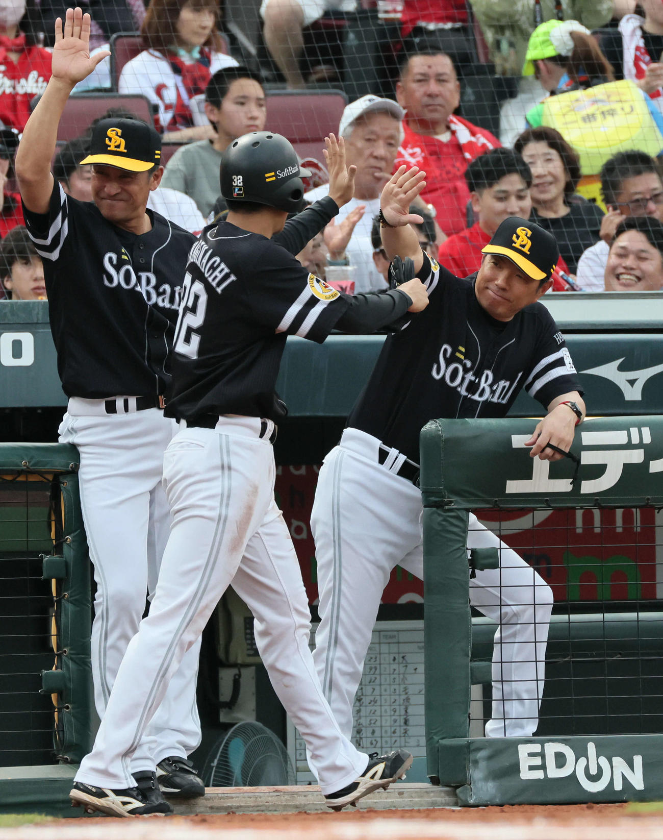 広島対ソフトバンク　1回表ソフトバンク2死一、三塁、栗原の中越え2点適時二塁打で生還した柳町を迎える小久保監督（右）（撮影・加藤孝規）