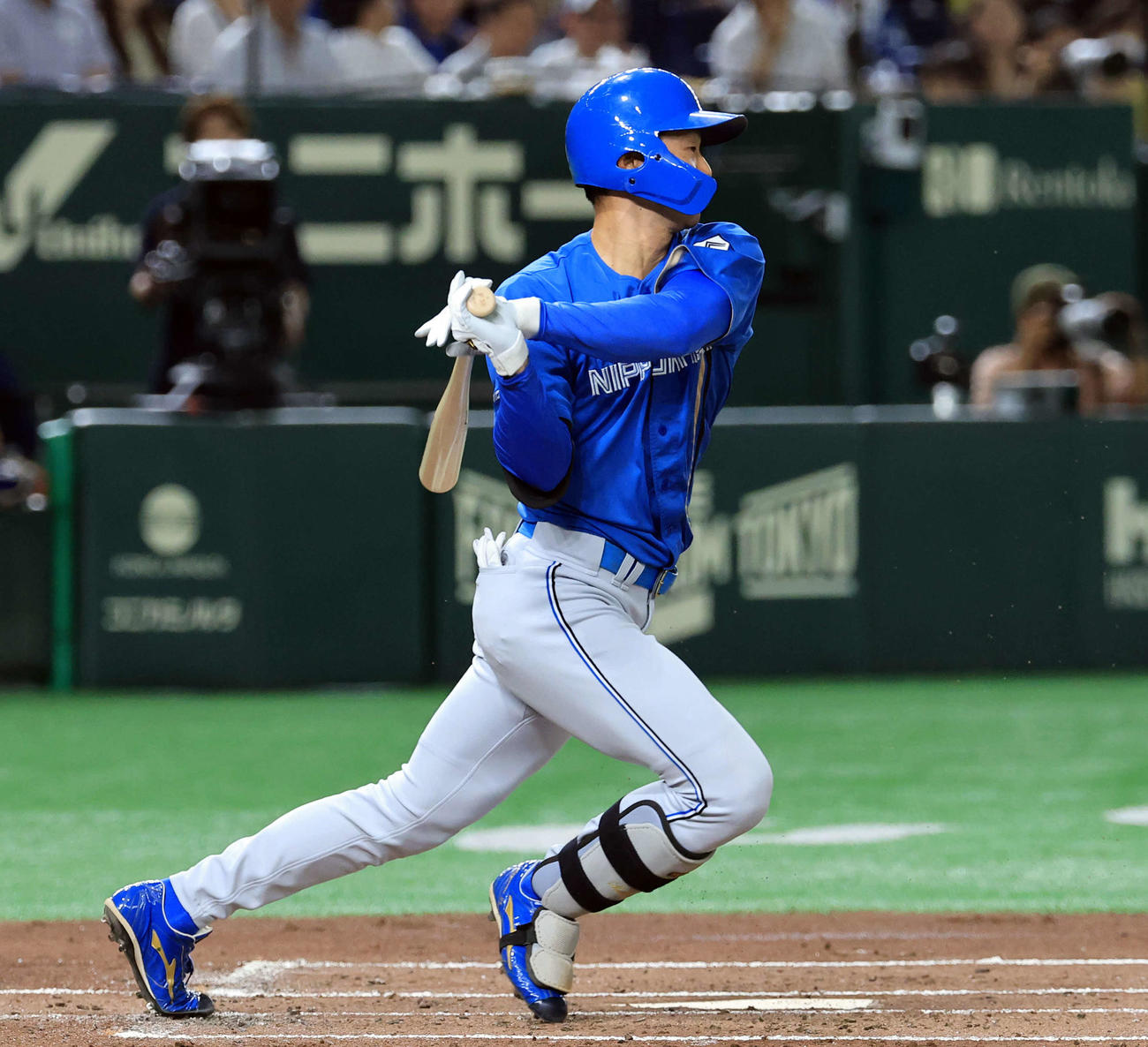巨人対日本ハム　2回表日本ハム2死、石井は一塁内野安打を放つ（撮影・浅見桂子）