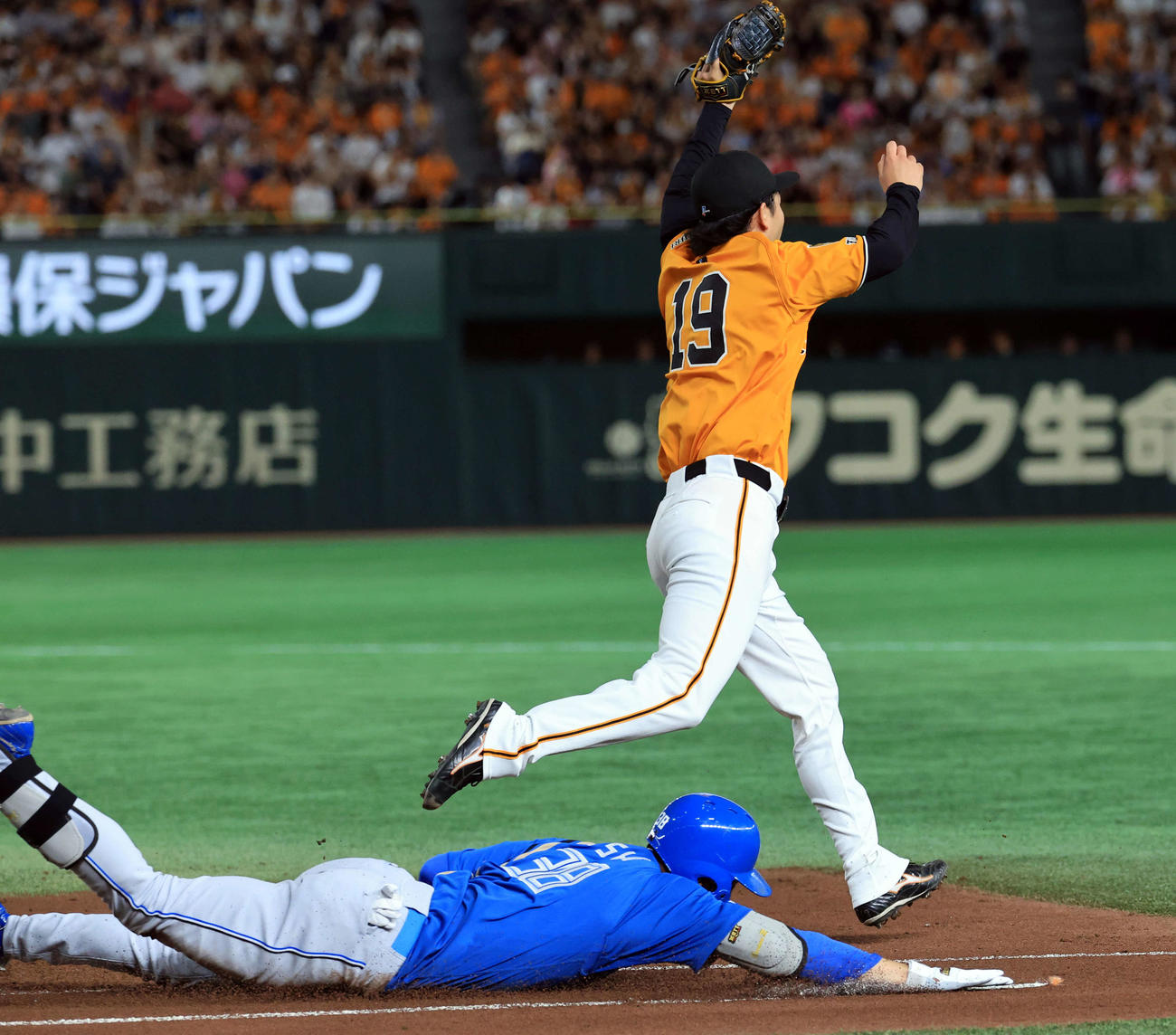 巨人対日本ハム　2回表日本ハム2死、石井は一塁内野安打を放ち一塁ヘッドスライディング（手前）。投手山崎（撮影・浅見桂子）