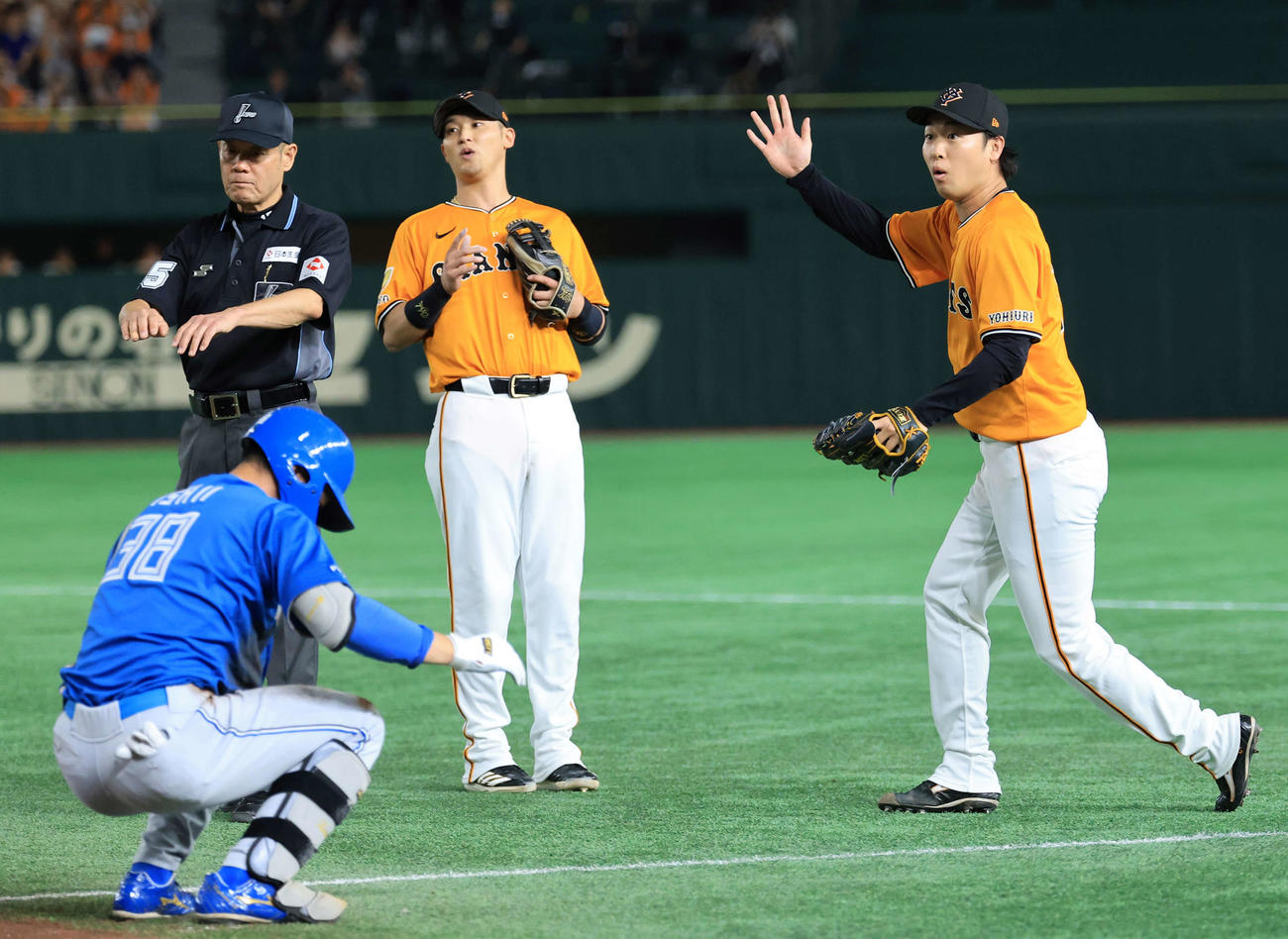 巨人対日本ハム　2回表日本ハム2死、石井（左）の打球が一塁内野安打となり、審判にアピールする山崎（右）（撮影・浅見桂子）