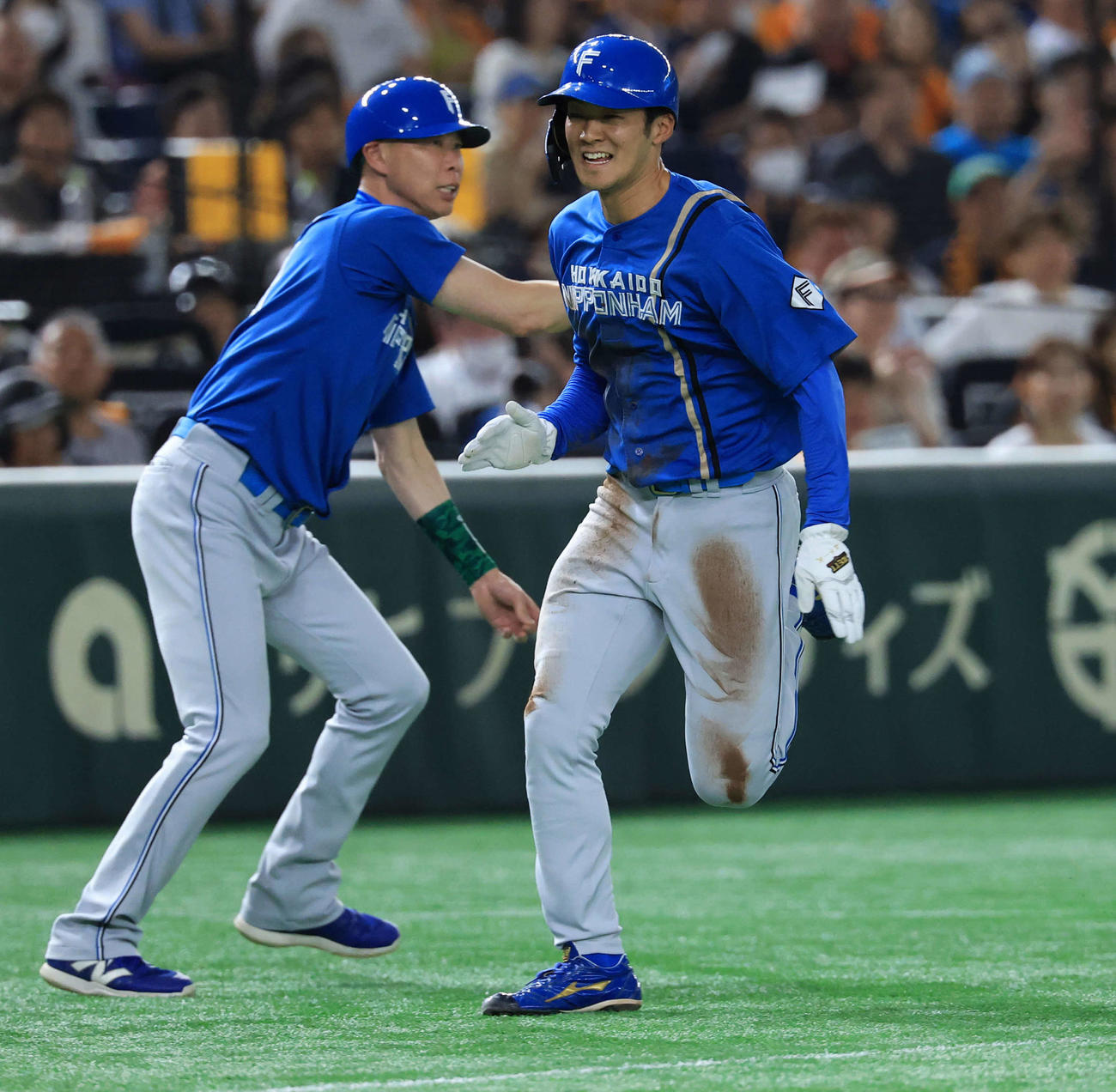 巨人対日本ハム　2回表日本ハム2死一塁、上川畑の適時二塁打で一気に本塁へ激走する石井（撮影・浅見桂子）