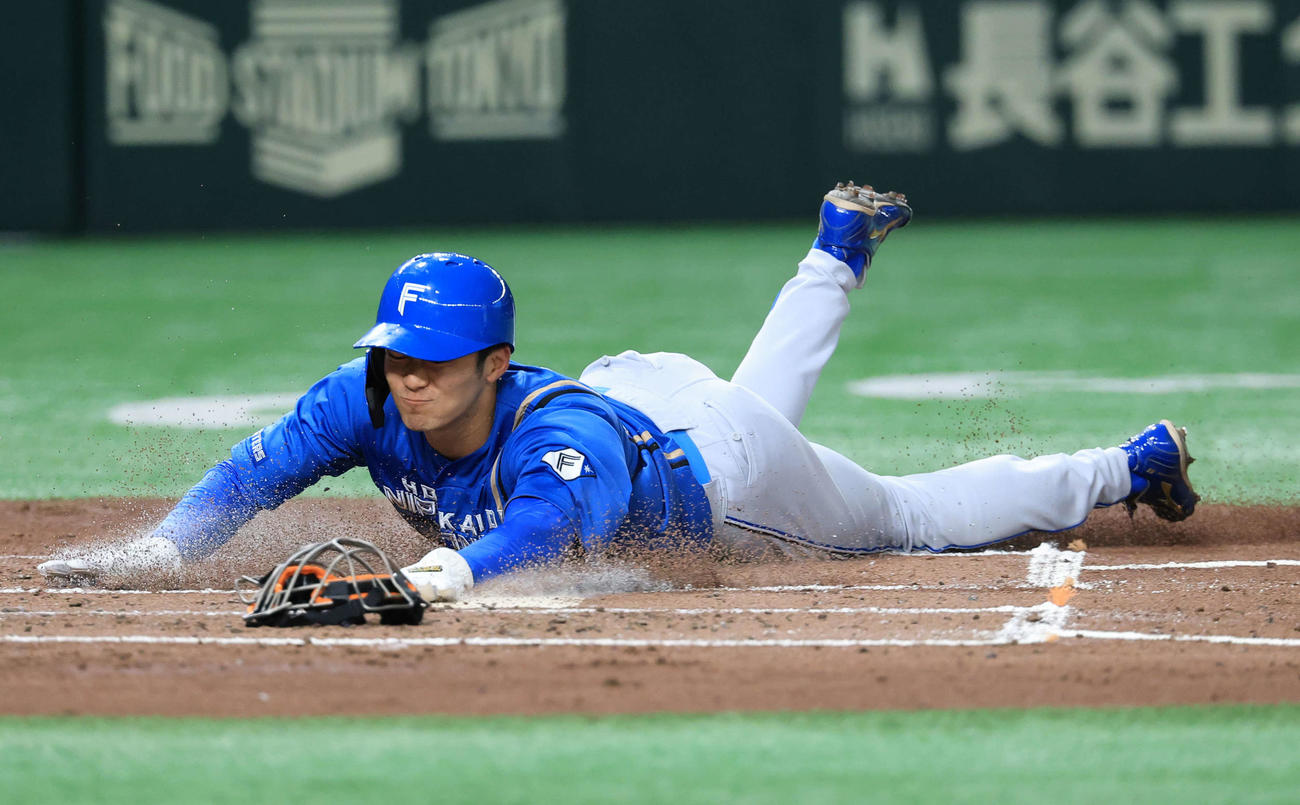 巨人対日本ハム　2回表日本ハム2死一塁、上川畑の適時二塁打で一気に本塁ヘッドスライディングで生還する石井（撮影・浅見桂子）