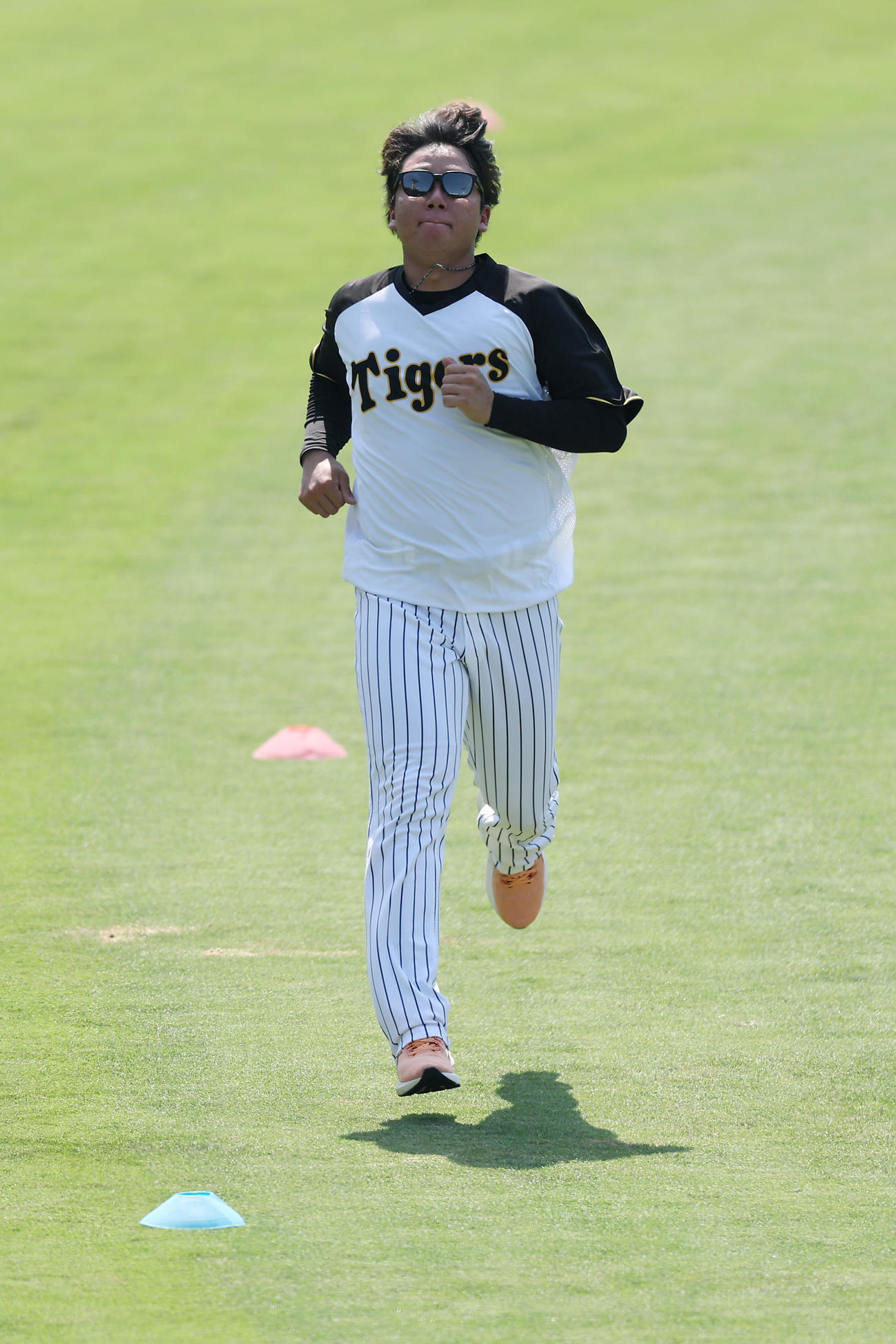 阪神対ロッテ　ダッシュで調整する阪神村上（撮影・前田充）