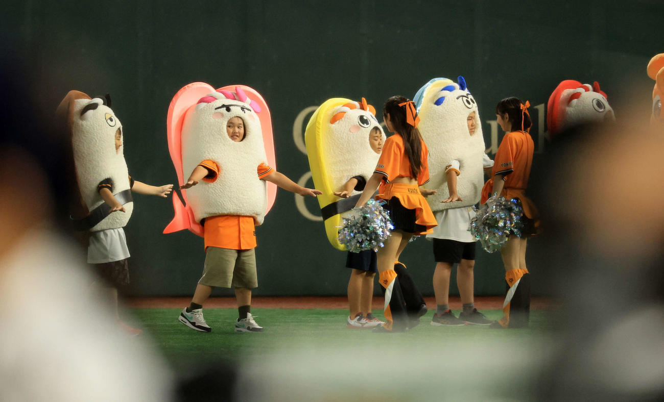 巨人対日本ハム　すしレースで整列する子どもたち（撮影・浅見桂子）
