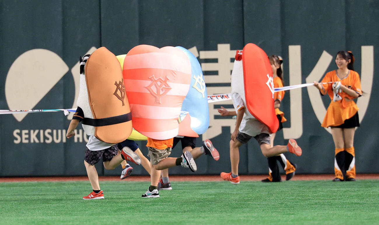 巨人対日本ハム　すしレースで激走する子どもたち（撮影・浅見桂子）