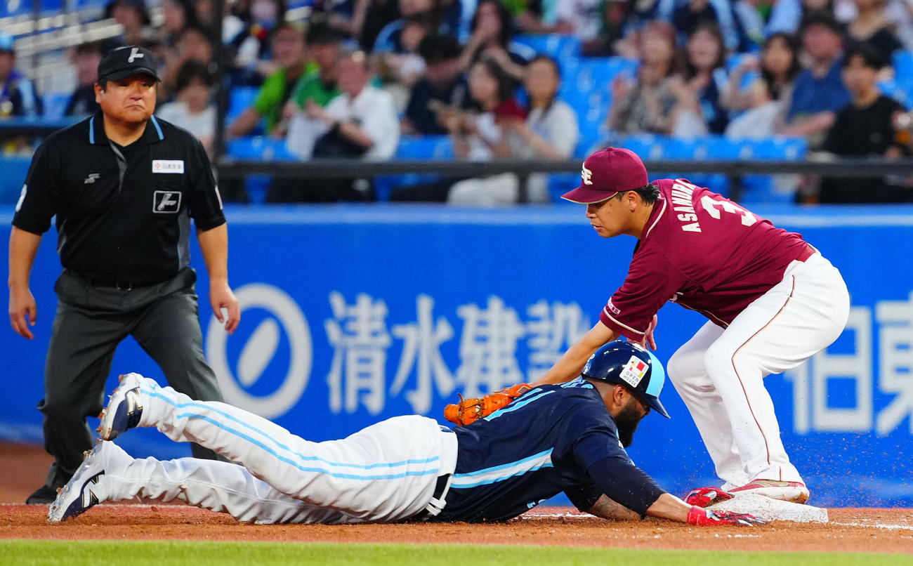 ヤクルト対楽天　3回裏ヤクルト1死一塁、岩田の二直で一塁を飛び出しアウトとなるアビラ。一塁手浅村（撮影・垰建太）