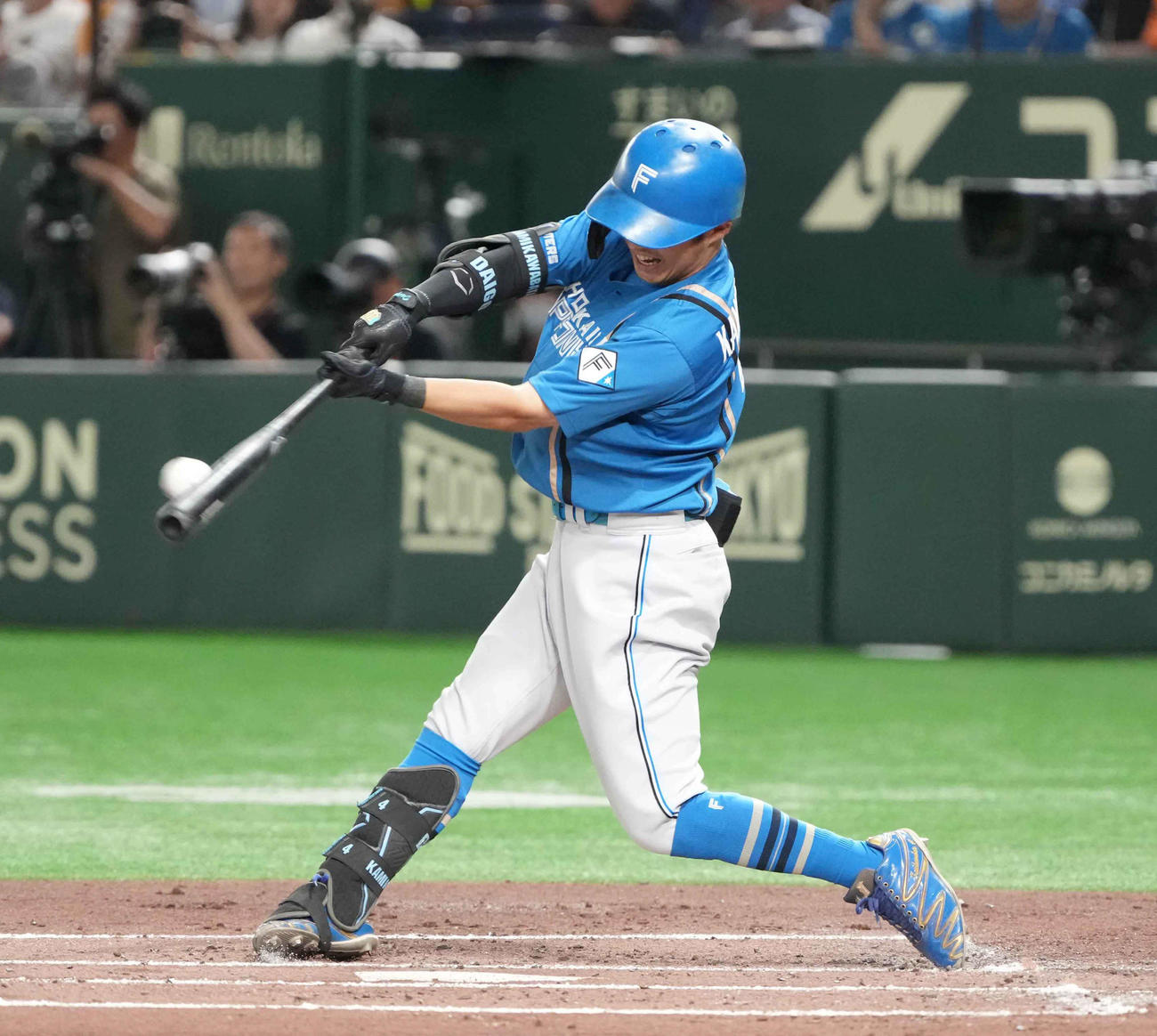 巨人対日本ハム　2回表日本ハム2死一塁、上川畑は先制右適時二塁打を放つ（撮影・小沢裕）