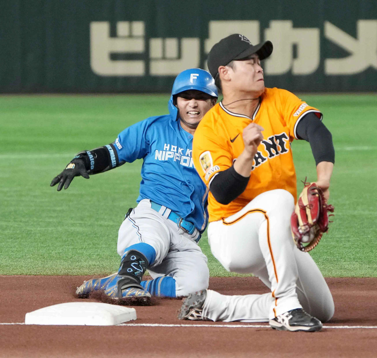 巨人対日本ハム　2回表日本ハム2死一塁、上川畑（左）は先制右適時二塁打を放ち送球間に三塁を陥れる（撮影・小沢裕）