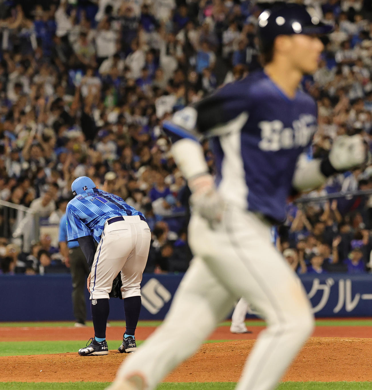 DeNA対西武　6回表西武1死、長谷川（手前）に左越え先制本塁打を許しがっくりの東（撮影・野上伸悟）