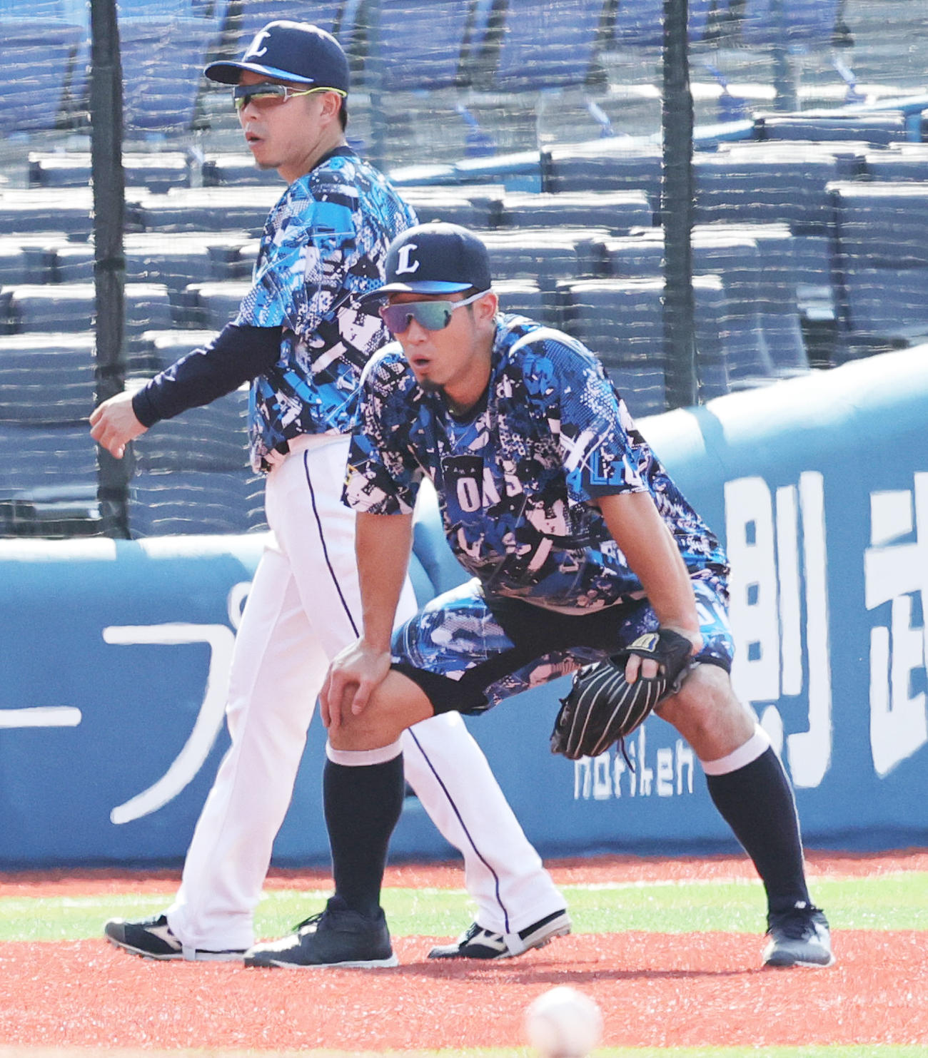 DeNA対西武　ノックを受ける西武外崎。後方は児玉（撮影・野上伸悟）