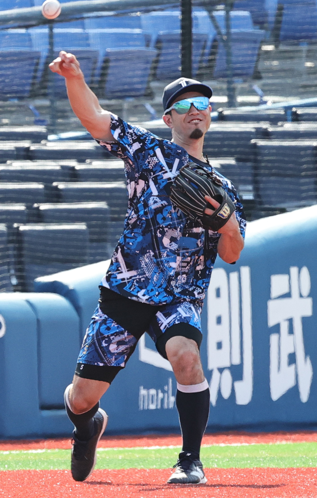 DeNA対西武　ノックを受ける西武外崎（撮影・野上伸悟）