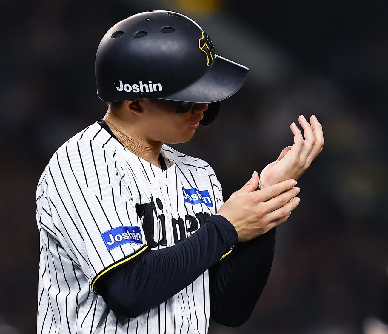阪神対ロッテ　7回裏阪神1死一塁、死球を受けた森下（撮影・藤尾明華）