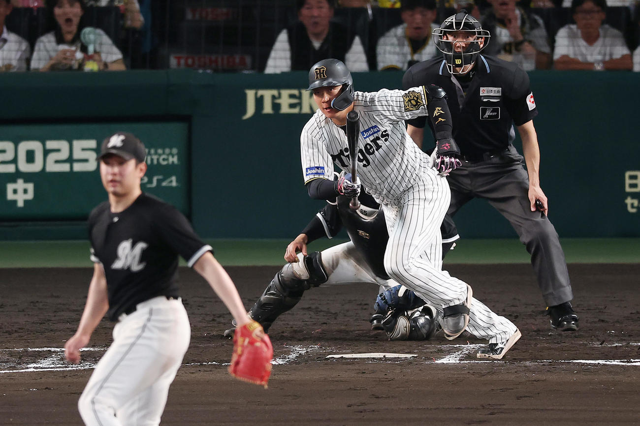 阪神対ロッテ　7回裏阪神2死一、二塁、中前適時打を放つ大山。投手種市（撮影・前田充）