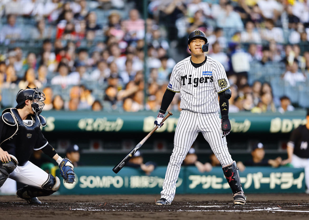 阪神対ロッテ　1回裏阪神2死二、三塁、見逃し三振に倒れ、悔しそうな表情を見せる大山（撮影・藤尾明華）
