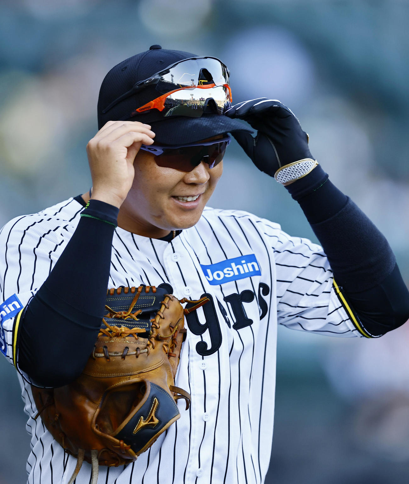 阪神対ロッテ　サングラスを試す阪神大山（撮影・藤尾明華）