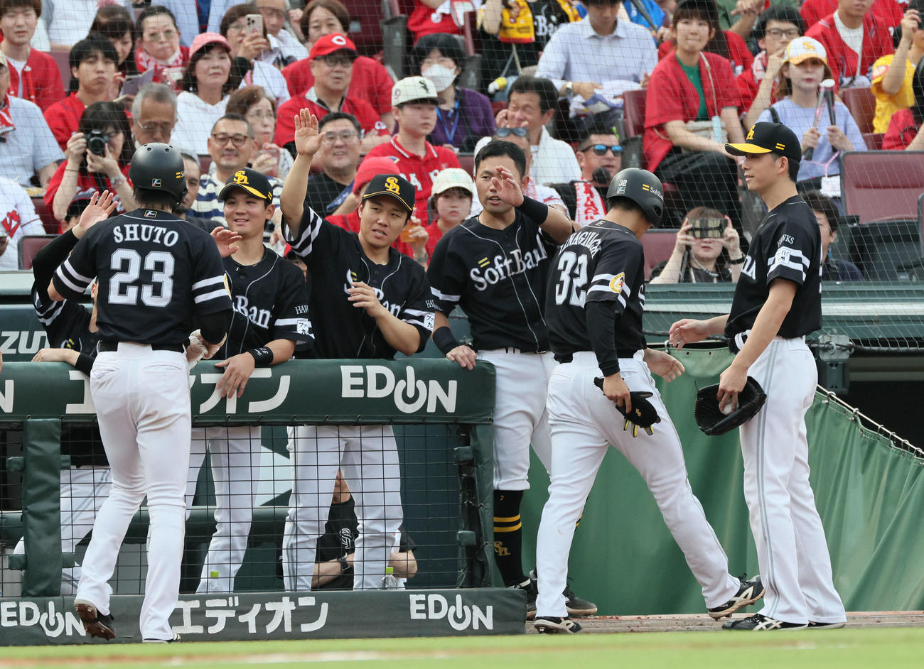 広島対ソフトバンク　1回表ソフトバンク2死一、三塁、栗原の中越え2点適時二塁打で生還した柳町らを迎える大関ら（右）（撮影・加藤孝規）