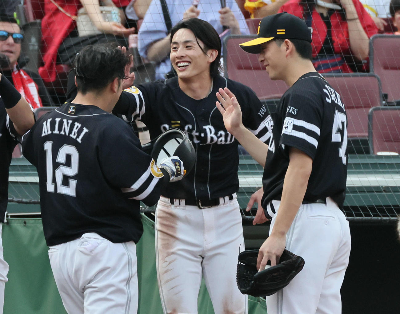 広島対ソフトバンク　1回表ソフトバンク2死二塁、中越え2点本塁打を放った嶺井を迎える先発の大関（撮影・加藤孝規）