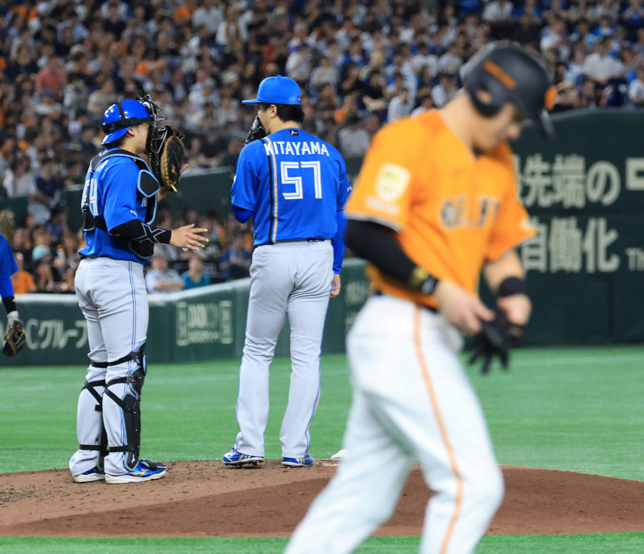 巨人対日本ハム　7回裏巨人2死、泉口（手前）に四球を許した北山は田宮と言葉を交わす（撮影・浅見桂子）