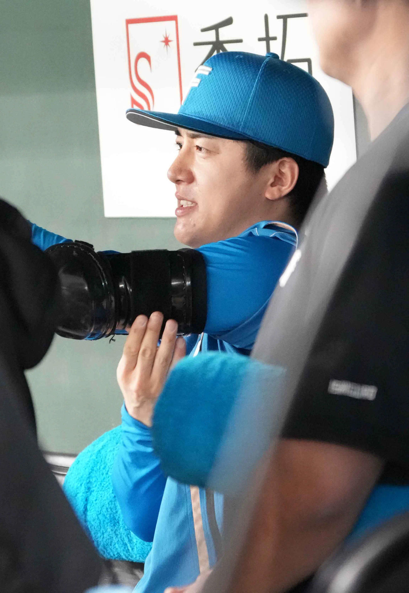 巨人対日本ハム　7回途中で完全投球を逃しベンチで悔しそうな表情を見せる日本ハム先発の北山（撮影・小沢裕）