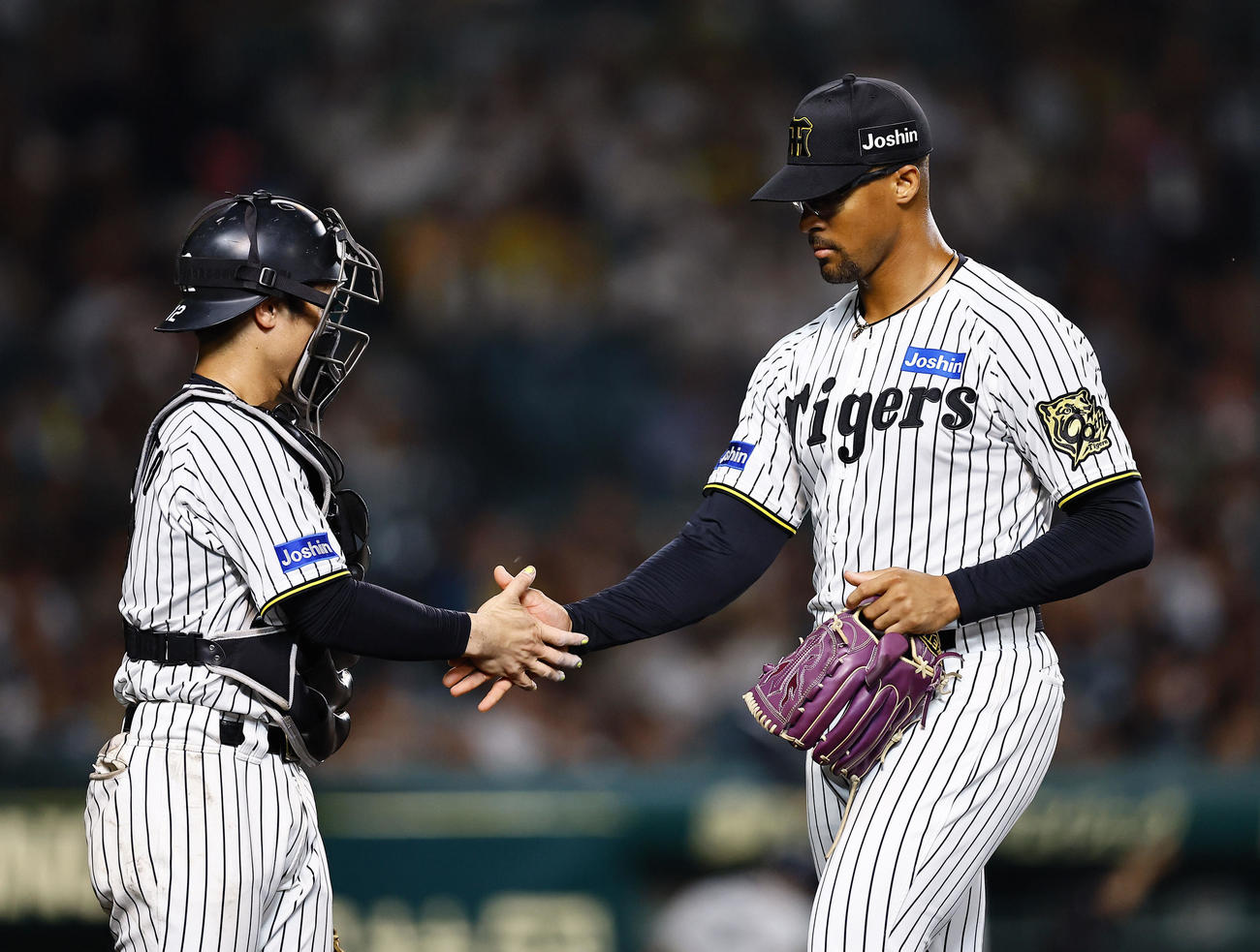 阪神対ロッテ　8回を無失点に終え、坂本（左）とタッチを交わす阪神デュプランティエ（撮影・藤尾明華）