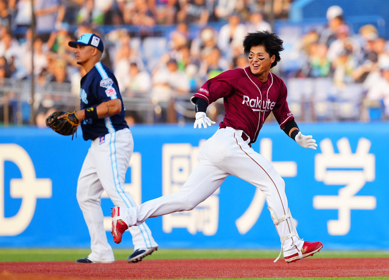 ヤクルト対楽天　1回表楽天2死二、三塁、先制適時打を放ち笑顔を見せる黒川（撮影・垰建太）