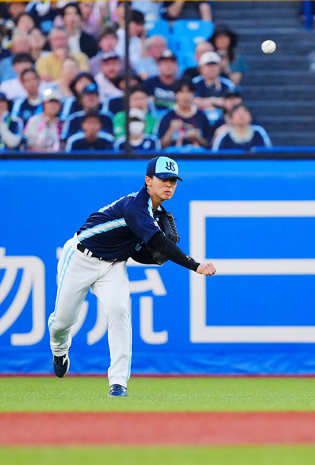 ヤクルト対楽天　2回表楽天2死二塁、村林の右前打で本塁を狙った二走武藤を刺す内山（撮影・垰建太）