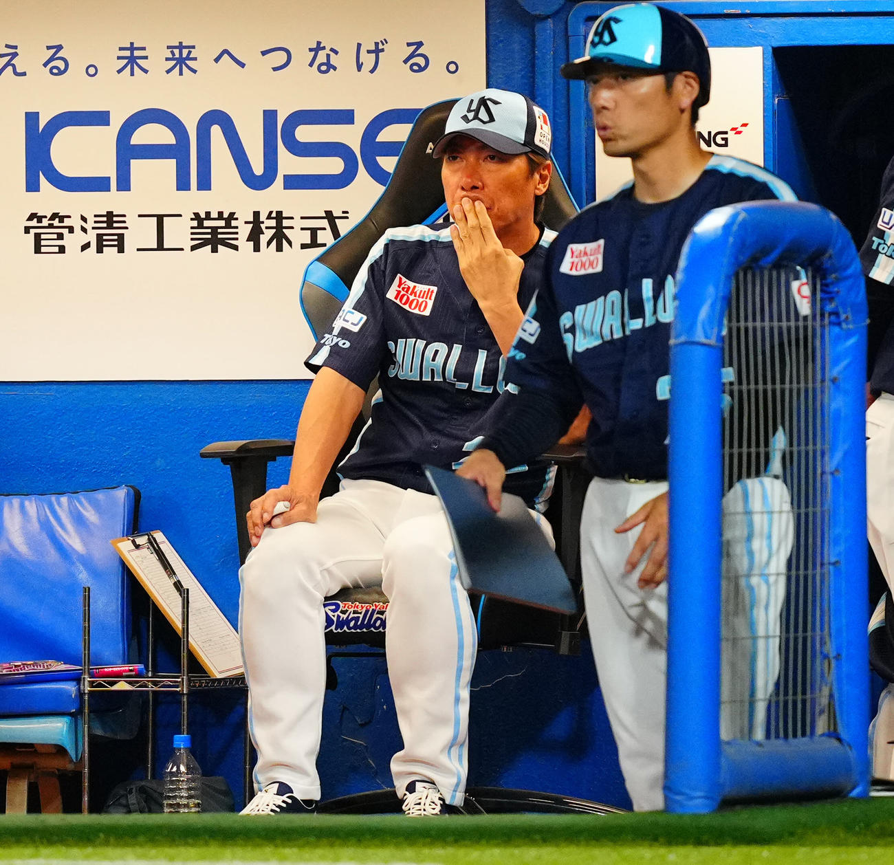 ヤクルト対楽天　ベンチでさえない表情のヤクルト高津監督（左）（撮影・垰建太）