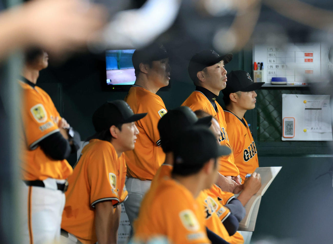 巨人対日本ハム　7回途中まで完全ペースで抑えられ、ぼう然と見つめる阿部監督（撮影・浅見桂子）