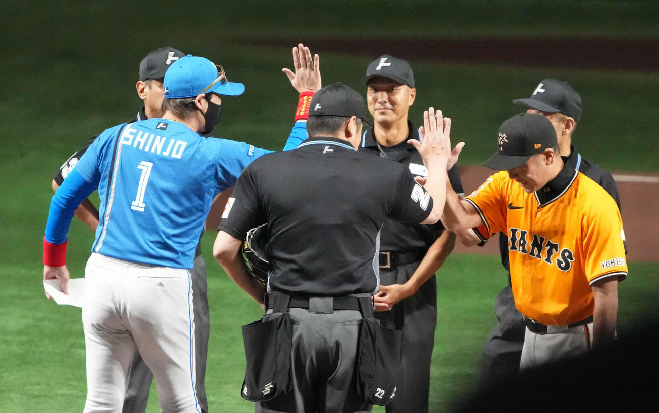 巨人対日本ハム　試合前のメンバー表交換に臨む日本ハム新庄監督（左）と巨人阿部監督（撮影・小沢裕）
