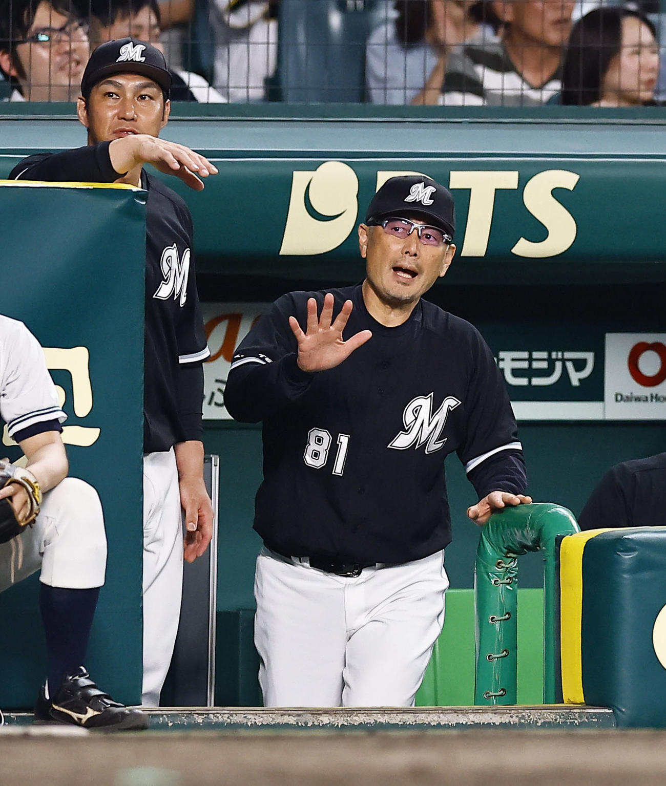 阪神対ロッテ　9回、代打を告げるロッテ吉井監督（撮影・藤尾明華）