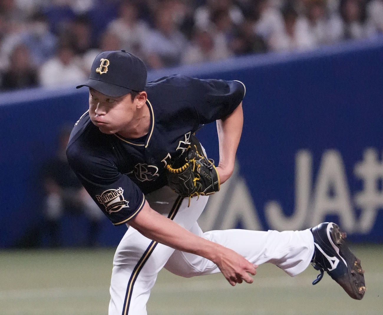 中日対オリックス　7回裏、オリックス2番手で登板する岩崎（撮影・森本幸一）