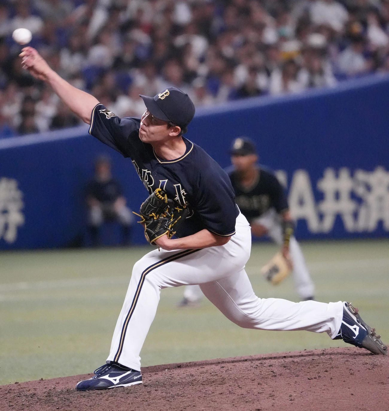 中日対オリックス　7回裏、オリックス2番手で登板する岩崎（撮影・森本幸一）