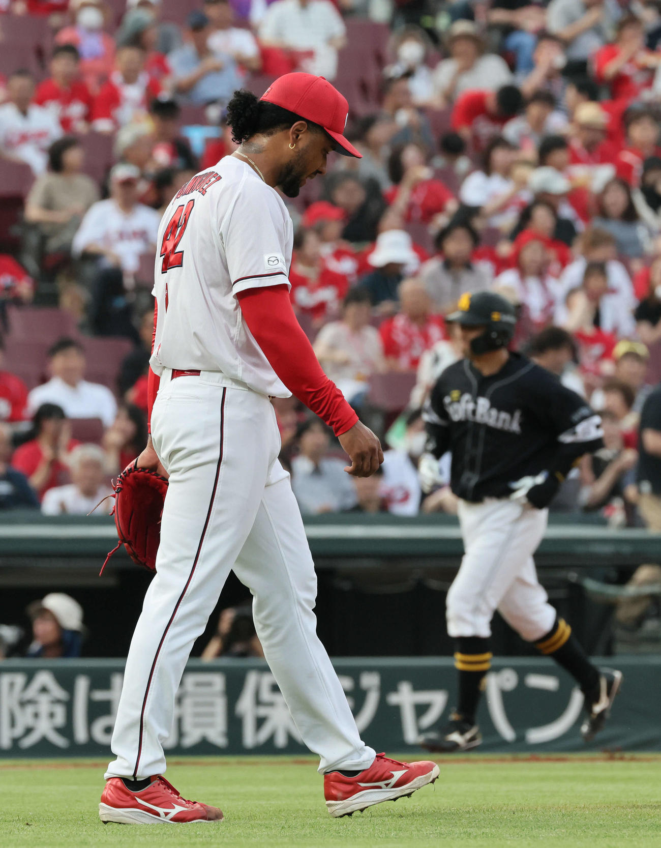 広島対ソフトバンク　1回表ソフトバンク2死二塁、嶺井に中越え2点本塁打を浴びたドミンゲス（撮影・加藤孝規）