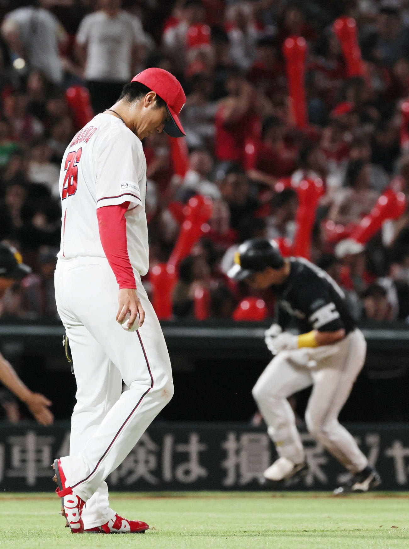 広島対ソフトバンク　7回表ソフトバンク2死一、三塁、栗原に右越え3点本塁打を浴びた益田（撮影・加藤孝規）