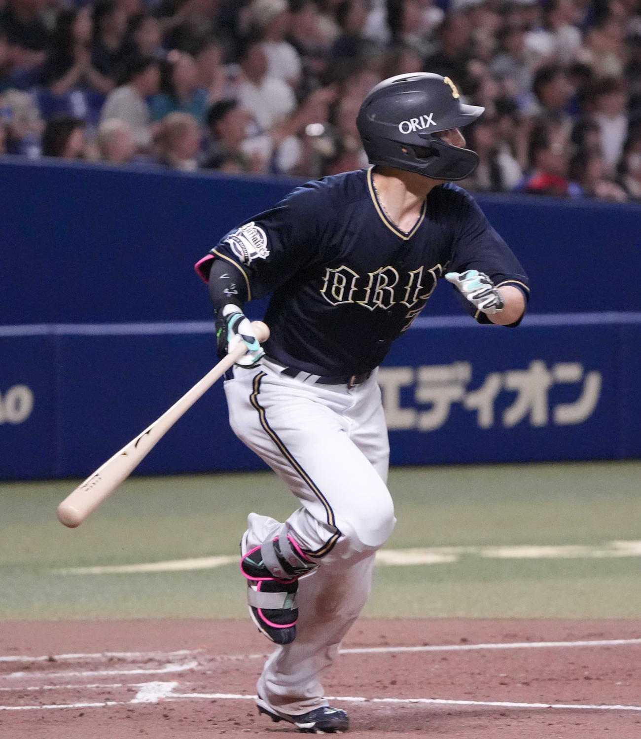 中日対オリックス　4回表オリックス無死一、二塁、左中間適時二塁打を放つ西川（撮影・森本幸一）