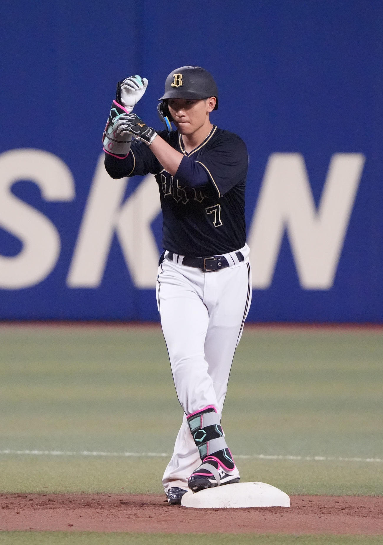中日対オリックス　4回表オリックス無死一、二塁、左中間適時二塁打を放った西川（撮影・森本幸一）