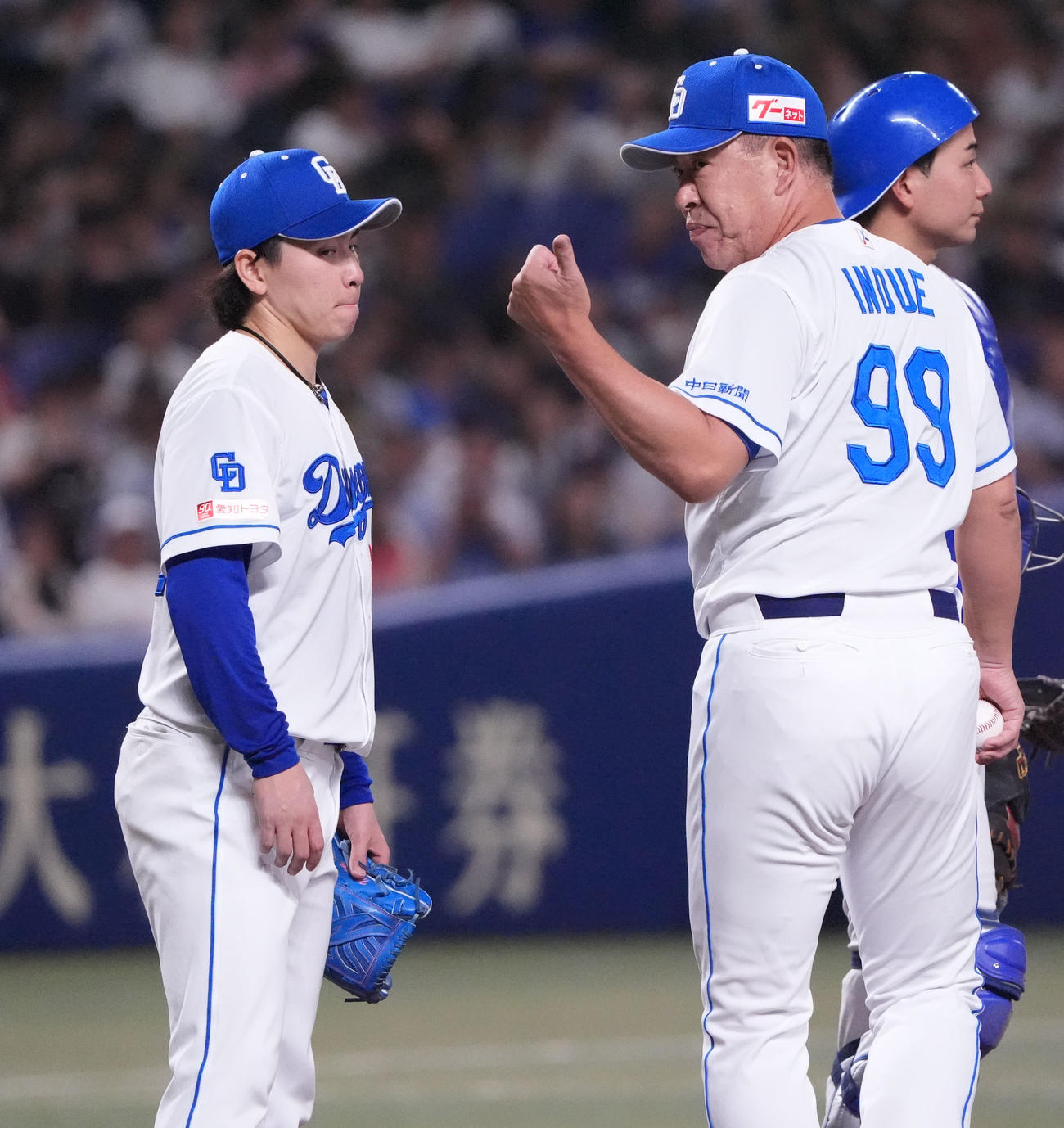 中日対オリックス　4回表オリックス無死三塁、マウンドを降りる三浦（左）右は井上監督（撮影・森本幸一）