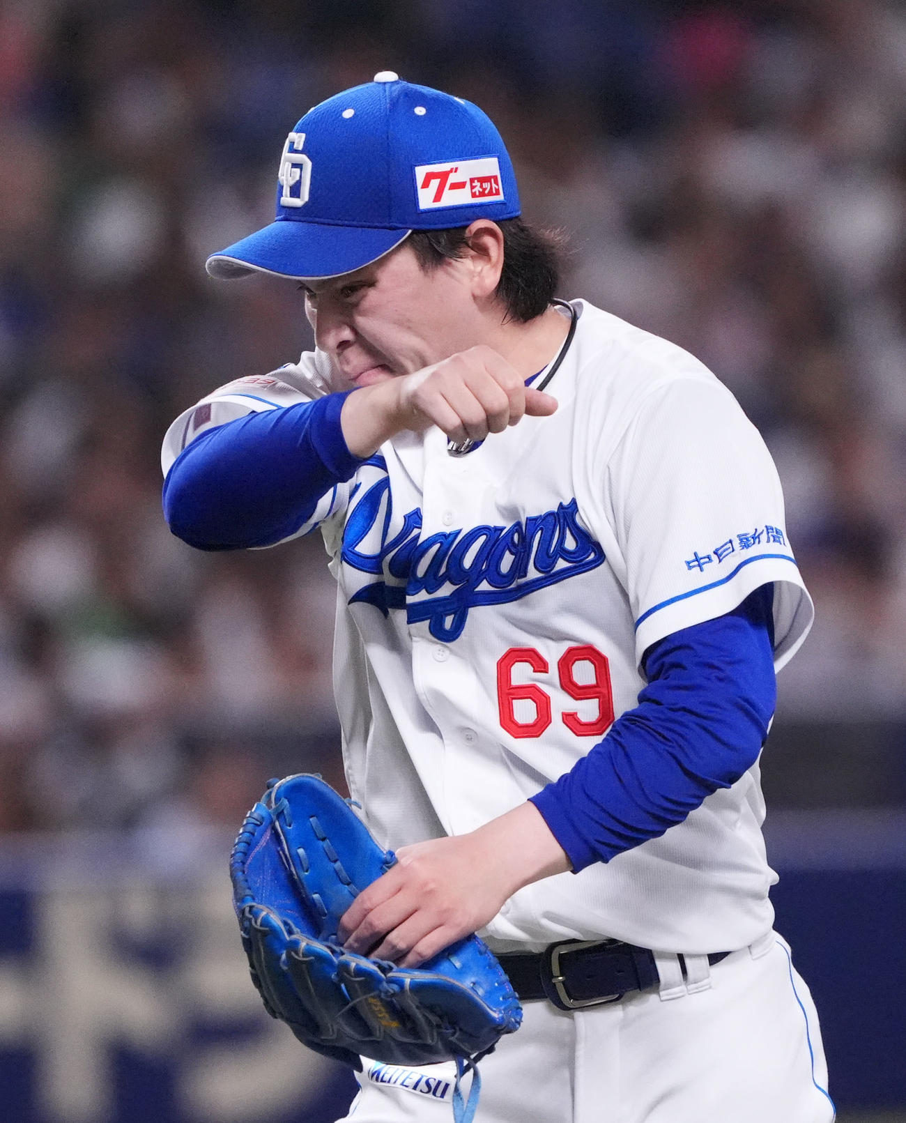 中日対オリックス　1回表終了、汗を拭きながらベンチへ戻る三浦（撮影・森本幸一）