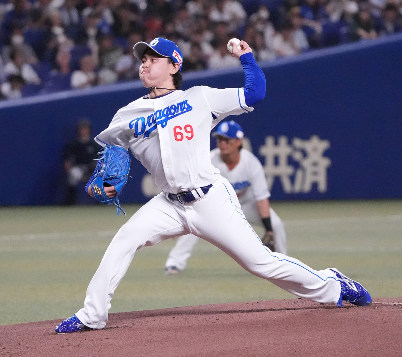 中日対オリックス　1回表、登板する中日先発の三浦（撮影・森本幸一）