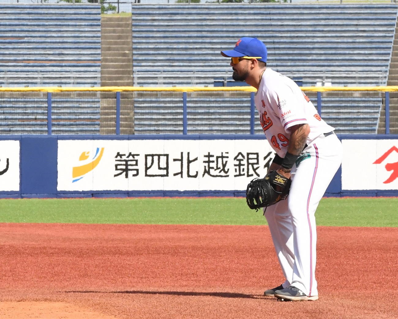 オイシックス対DeNA　一塁を守るオイシックスL・ロドリゲス（撮影・小林忠）